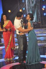 John Abraham, Mona Singh, Mansi Parekh on the sets of Star Ya Rockstar in Famous on 15th Nov 2011 (37).JPG